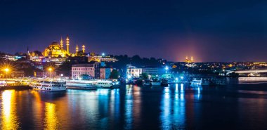 İstanbul'un gece manzarası. İstanbul Boğazı'nın ünlü turistik beldesi Haliç körfezinin panorama şehir manzarası. Seyahat ışıklı manzara Boğaz, Türkiye, Avrupa ve Asya.