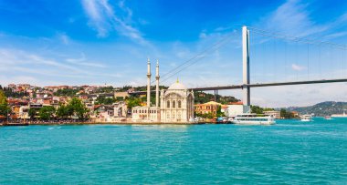 Istanbul 'un panoramik görünümü. Panorama cityscape ünlü turistik hedef boğaz boğaz kanal. Manzara İstanbul, Türkiye, Avrupa ve Asya seyahat.