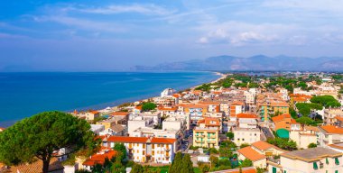 Sperlonga, Lazio, İtalya ile deniz manzarası. Güzel kum plaj ve pitoresk koyda berrak mavi su ile Doğal tatil beldesi köy. Riviera de Ulisse bölgesindeki ünlü turistik yer