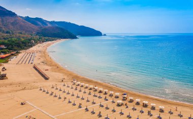 Sperlonga, Lazio, İtalya ile plaj ve deniz manzarası. Güzel kum plaj ve pitoresk koyda berrak mavi su ile Doğal tatil beldesi köy. Riviera de Ulisse bölgesindeki ünlü turistik yer