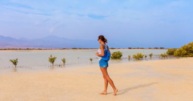 Kızıl Deniz kıyısında turist kadın ve Ras Moha 'da mangrov.