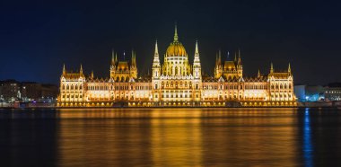 Budapeşte gece manzarası. Panorama cityscape tuna, Parlamento ve köprüleri ile ünlü turistik varış. Işıklı seyahat manzara Macaristan, Europe.