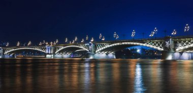 Budapeşte'nin gece manzarası. Tuna ve köprüler ile ünlü turistik panorama şehir manzarası. Macaristan, Avrupa'da seyahat ışıklı manzara.