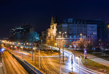 Budapeşte 'nin gece manzarası. Tuna ve köprüleri olan ünlü turizm beldesinin şehri. Macaristan, Avrupa 'da aydınlatılmış seyahat manzarası.