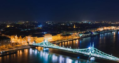 Budapeşte'nin gece manzarası. Tuna ve köprüler ile ünlü turistik panorama şehir manzarası. Macaristan, Avrupa'da seyahat ışıklı manzara.