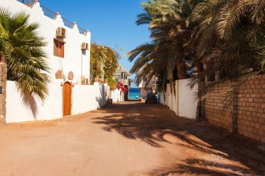 Yaz sıcağında Dahab, Sina, Mısır ve Asya 'da Kızıl Deniz' in sokak ve kıyıları. Sharm el Sheikh yakınlarında ünlü bir turizm merkezi. Parlak güneşli ışık