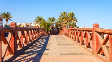 Yaz sıcağında Dahab, Sina, Mısır ve Asya 'da Kızıldeniz kıyılarındaki güneşli tatil köyü plajı. Sharm el Sheikh yakınlarında ünlü bir turizm merkezi. Parlak güneşli ışık