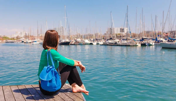 西班牙加泰罗尼亚巴塞罗那港的旅游妇女 码头和帆船游艇的风景秀丽的海景 拉兰布拉街附近的公共长廊和著名旅游目的地 — 图库照片