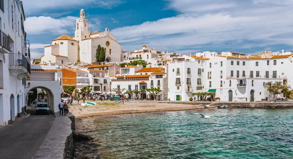海风景与卡达凯斯 加泰罗尼亚 西班牙在巴塞罗那附近 风景秀丽的老城 海滩和清澈的蓝色水在海湾 在哥斯达黎加著名的旅游胜地萨尔瓦多大理地标 — 图库照片