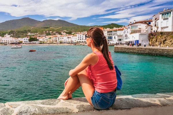 旅游妇女卡达克斯 加泰罗尼亚 西班牙靠近巴塞罗那 风景秀丽的老城区 美丽的海滩和清澈的蓝水在海湾 布拉瓦海岸著名的度假胜地与萨尔瓦多达利地标 — 图库照片