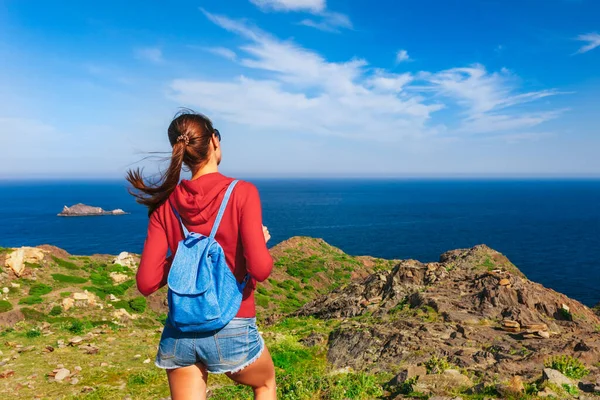 Mujer Turista Con Mochila Cap Creus Parque Natural Punto Oriental —  Fotos de Stock