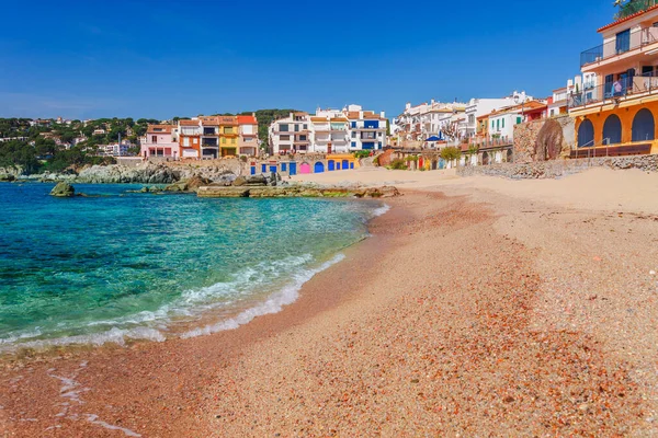 与卡莱拉德帕拉夫鲁格尔 加泰罗尼亚 西班牙巴塞罗那附近的海景观 风景优美的渔人村 美丽的沙滩和清澈的蓝色海水在漂亮的海湾 布拉瓦海岸著名的旅游目的地 — 图库照片