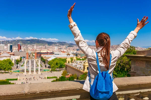 여성은 하늘과 화창한 몬주이크에서 아름다운 바르셀로나의 스카이 라인에 있습니다 유명한 — 스톡 사진