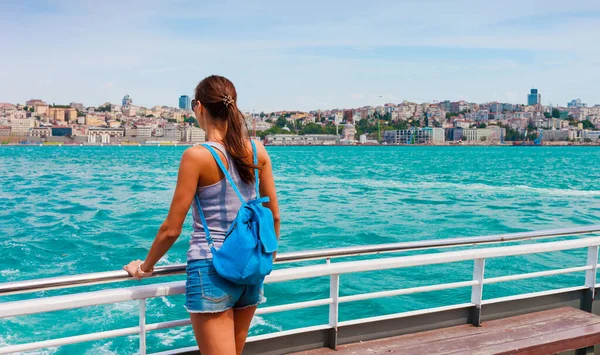 Молодая Туристка Стамбуле Город Известного Туристического Направления Пролива Босфор Босфор — стоковое фото