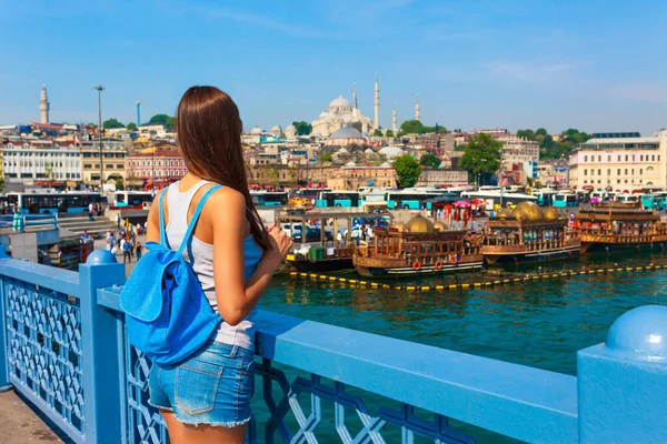 ガラタ橋 ゴールデンホーンベイ イスタンブールの若い観光客の女性 有名な観光地のパノラマの街並みボスポラス海峡チャンネル 旅行風景 ボスポラス島 トルコ ヨーロッパ アジア — ストック写真