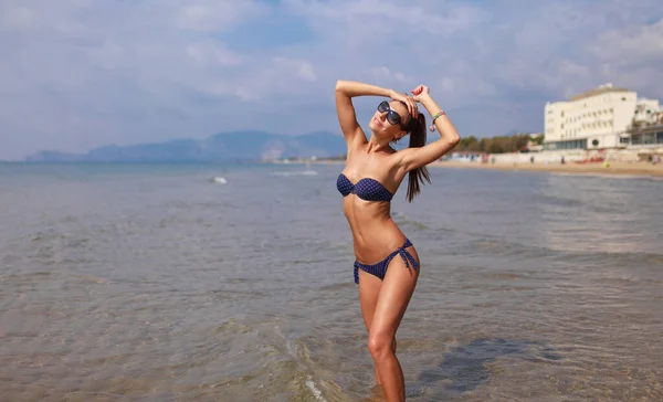 Jonge Toeristische Vrouw Het Strand Het Zeelandschap Met Sperlonga Lazio — Stockfoto