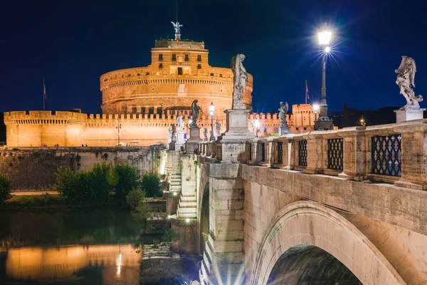 Roma Cityscape romantik gece manzarası. Aziz Angelo Kalesi ve köprü ile Panorama. Ünlü turizm Tiber ile. Işıklı seyahat peyzaj İtalya, Europe.