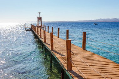 Yaz sıcağında Sharm el Sheikh, Sina, Mısır ve Asya 'da Kızıl Deniz kıyısında güneşli bir iskele. Ağız resifi ve kristal berrak su. Ünlü turist mekanı dalış ve şnorkelle yüzme
