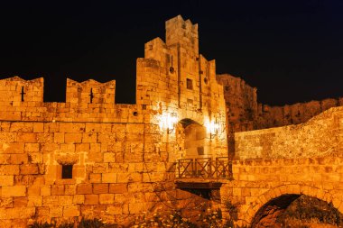 Rodos adasında Rodos şehrinde Şövalyeler antik sokak Gece fotoğrafı, Oniki, Yunanistan. Taş duvarlar ve parlak gece ışıkları. Güney Avrupa'nın ünlü turistik beldesi