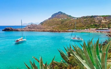 Rodos adasında Anthony Quinn körfezi yakınlarındaki Deniz skyview manzara fotoğraf Ladiko koy, Oniki, Yunanistan. Güzel kum plaj ve berrak mavi su ile Panorama. Güney Avrupa'nın ünlü turistik beldesi