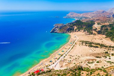 Rodos adasında Deniz skyview manzara fotoğraf Tsambika koy, Oniki, Yunanistan. Güzel kum plaj ve berrak mavi su ile Panorama. Güney Avrupa'nın ünlü turistik beldesi