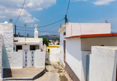 Rodos adasında kale ile antik Archangelos doğal eski şehir dar sokak, Oniki, Yunanistan. Çiçeklerle güzel pitoresk beyaz evler. Güney Avrupa'nın ünlü turistik beldesi