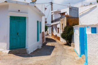 Rodos adasında kale ile antik Archangelos doğal eski şehir dar sokak, Oniki, Yunanistan. Çiçeklerle güzel pitoresk beyaz evler. Güney Avrupa'nın ünlü turistik beldesi