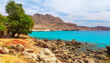 Rodos adasında Agia Agathi plaj ve Feraklos kale yakınında Deniz skyview manzara fotoğraf, Oniki, Yunanistan. Kum plaj ve berrak mavi su ile Panorama. Güney Avrupa'nın ünlü turistik beldesi