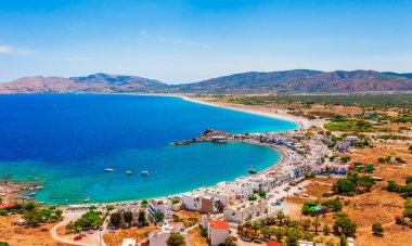 Yunanistan 'ın Dodecanese adasındaki Agia Agathi plajı yakınlarındaki Haraki kasabasındaki Feraklos şatosundan deniz manzaralı manzara fotoğrafı. Açık mavi suyu olan bir panorama. Güney Avrupa 'nın ünlü turizm beldesi