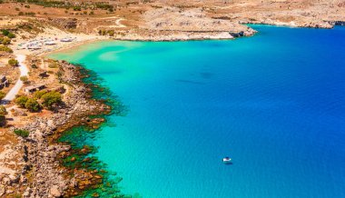 Rodos adasında Feraklos kale yakınlarındaki Agia Agathi plaj Deniz skyview manzara fotoğraf, Oniki, Yunanistan. Kum plaj ve berrak mavi su ile Panorama. Güney Avrupa'nın ünlü turistik beldesi