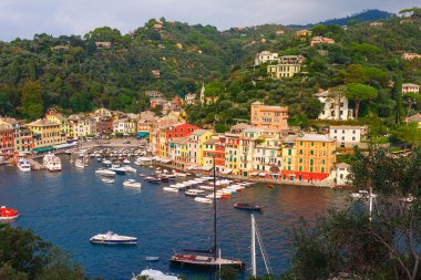 Portofino, Liguria, İtalya 'da deniz manzarası. Geleneksel evleri ve berrak mavi suları olan manzaralı bir balıkçı köyü. Resimli liman ve ünlü ziyaretçilerle dolu yaz tatili zengin tatil beldesi