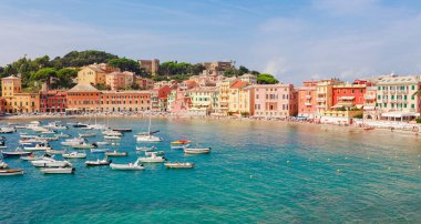 Sestri Levante, Liguria, İtalya 'da deniz manzarası. Geleneksel evleri ve berrak mavi suları olan manzaralı bir balıkçı köyü. Resimli limanı ve güzel kumsalı olan yaz tatili zengin tatil beldesi.