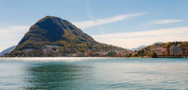 Lugano Gölü 'nün panorama manzarası, dağlar ve şehir Lugano, Ticino kantonu, İsviçre. Lüks villaları olan güzel bir İsviçre kasabası. Güney Avrupa 'nın ünlü turizm beldesi