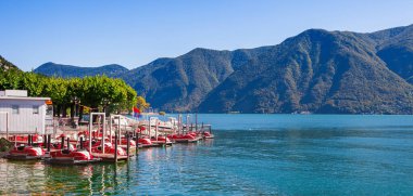 Lugano Gölü 'nün panorama manzarası, dağlar ve şehir Lugano, Ticino kantonu, İsviçre. Lüks villaları olan güzel bir İsviçre kasabası. Güney Avrupa 'nın ünlü turizm beldesi