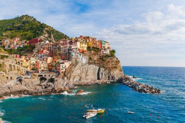 İtalya 'nın Cinque Terre kıyısındaki Manarola köyündeki deniz manzarası. Liguria 'nın La Spezia eyaletinde geleneksel evleri olan güzel bir kasaba. Ünlü turizm beldesi