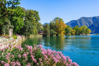 Lugano Gölü 'nün panorama manzarası, dağlar ve şehir Lugano, Ticino kantonu, İsviçre. Lüks villaları olan güzel bir İsviçre kasabası. Güney Avrupa 'nın ünlü turizm beldesi
