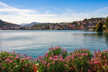 Lugano Gölü 'nün panorama manzarası, dağlar ve şehir Lugano, Ticino kantonu, İsviçre. Lüks villaları olan güzel bir İsviçre kasabası. Güney Avrupa 'nın ünlü turizm beldesi