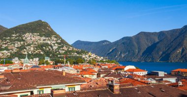 Lugano Gölü 'nün panorama manzarası, dağlar ve şehir Lugano, Ticino kantonu, İsviçre. Lüks villaları olan güzel bir İsviçre kasabası. Güney Avrupa 'nın ünlü turizm beldesi
