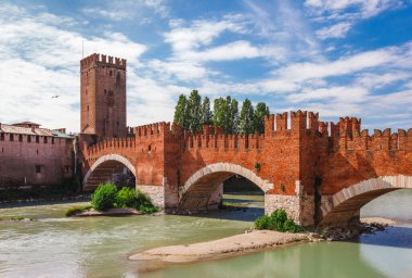 Verona tarihi merkezi, köprü ve Adige nehri üzerinde panoramik şehir manzarası. İtalya 'da ünlü bir seyahat yeri. Shakespeare 'den Romeo ve Juliet' in yaşadığı eski kasaba