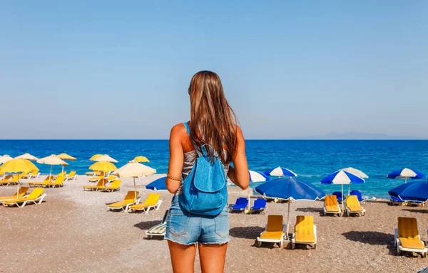 Mujer Turística Playa Elle Isla Rodas Dodecaneso Grecia Panorama Con —  Fotos de Stock