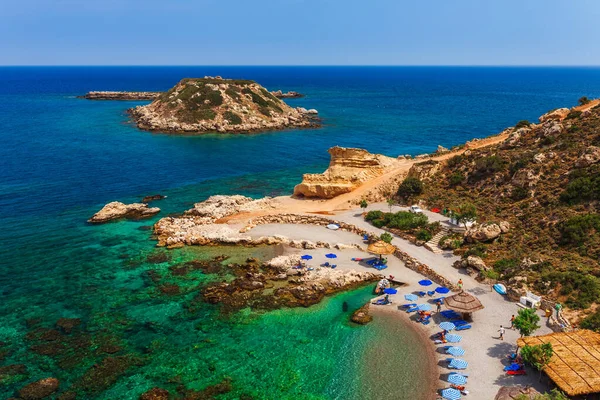 希腊多德卡纳罗得岛Stegna和Archangelos附近风景如画的海滩的海景照片 沙滩和清澈的蓝色水 南欧著名的旅游胜地 — 图库照片