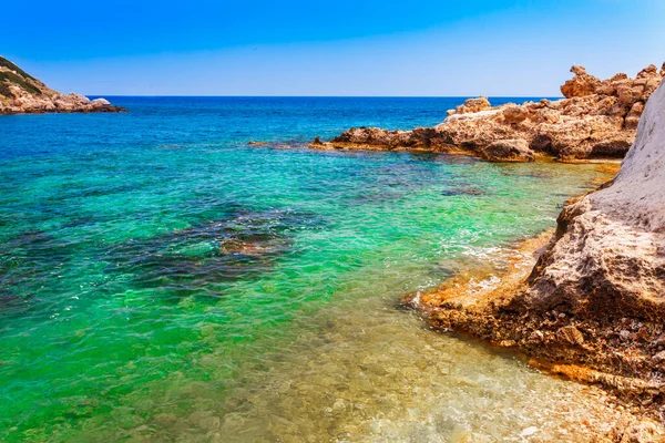 希腊多德卡尼斯罗得岛的斯特格纳海滩和阿尔坎切洛斯附近的海岸线的海景风景照片 全景与沙滩和清澈的蓝色海水 南欧著名旅游胜地 — 图库照片