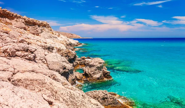 希腊多德卡尼斯罗得岛的阿贾 阿加西海滩和费拉克洛斯城堡附近的海景风景照片 全景与沙滩和清澈的蓝色海水 南欧著名旅游胜地 — 图库照片