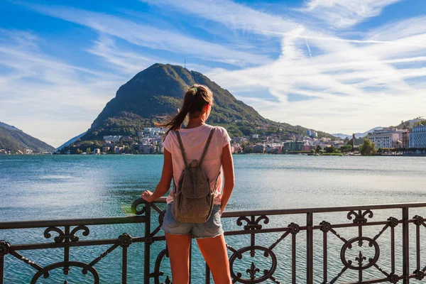 湖ルガーノ 山や都市ルガーノ ティチーノ州 スイスの観光女性 豪華なヴィラで風光明媚な美しいスイスの町の旅行者 南ヨーロッパの有名な観光地 — ストック写真