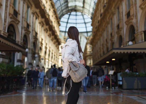 意大利米兰Vittorio Emanuele画廊和Duomo Milano大教堂附近的旅游女游客 博客女孩在市中心的广场上尽情享受 这是个有名的旅游目的地 — 图库照片