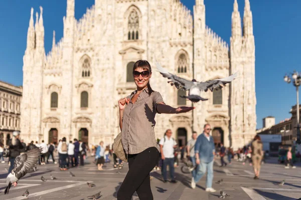 Путешествующая Туристка Рядом Дуомо Милано Костелом Милана Италии Девушка Блогер — стоковое фото