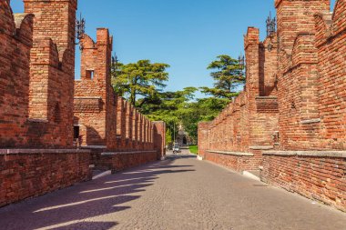 Verona tarihi merkezi, köprü ve Adige nehri üzerinde panoramik şehir manzarası. İtalya 'da ünlü bir seyahat yeri. Shakespeare 'den Romeo ve Juliet' in yaşadığı eski kasaba