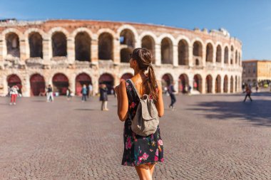 Roma amfitiyatrosu Arena Verona yakınlarındaki Verona tarihi merkezinde Toirust adlı bir kadın. İtalya 'nın ünlü seyahat beldesinde bir gezgin. Shakespeare 'den Romeo ve Juliet' in yaşadığı eski kasaba