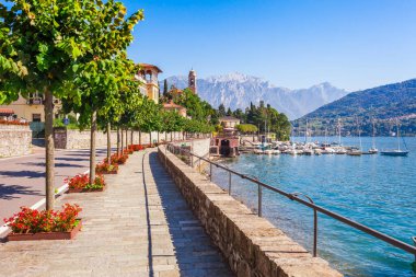 Tremezzina, Lombardy, İtalya 'daki güzel Como Gölü manzarası. Geleneksel evleri ve temiz mavi suları olan küçük bir kasaba. Güzel bir limanı olan zengin bir tatil beldesinde yaz tatili