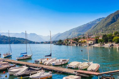 Tremezzina, Lombardy, İtalya 'daki güzel Como Gölü manzarası. Geleneksel evleri ve temiz mavi suları olan küçük bir kasaba. Güzel bir limanı olan zengin bir tatil beldesinde yaz tatili